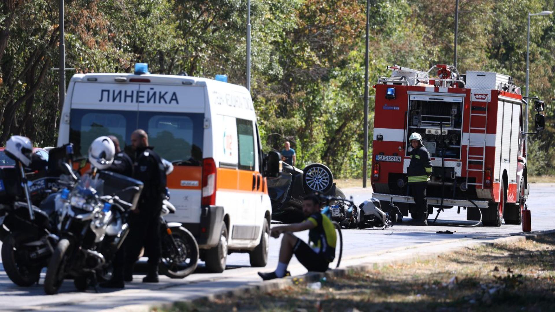Miesto dopravnej nehody — sanitka, hasičské vozidlo a polícia