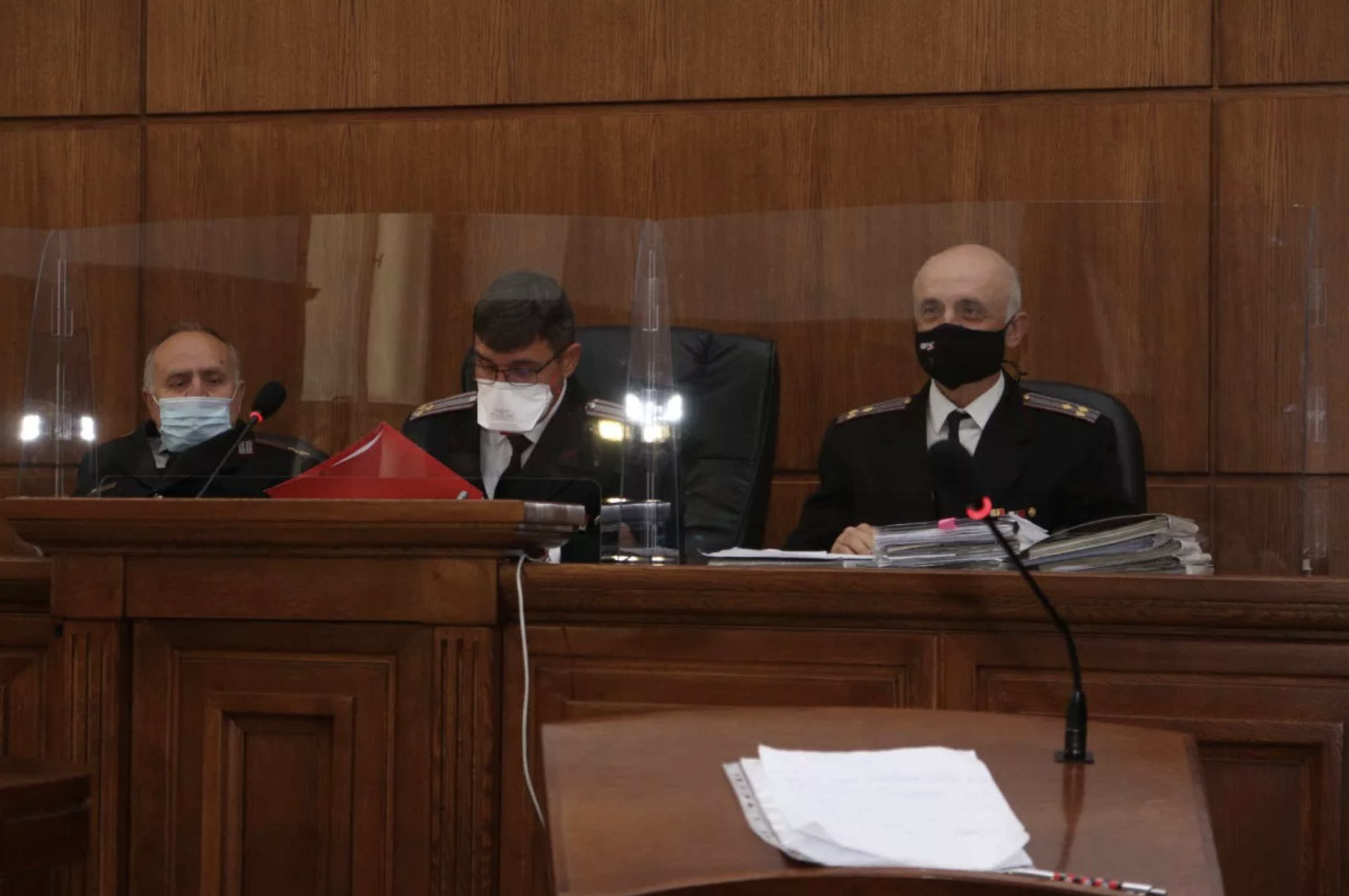 Vojenský súd — sudcovia a prokurátor počas zasadnutia